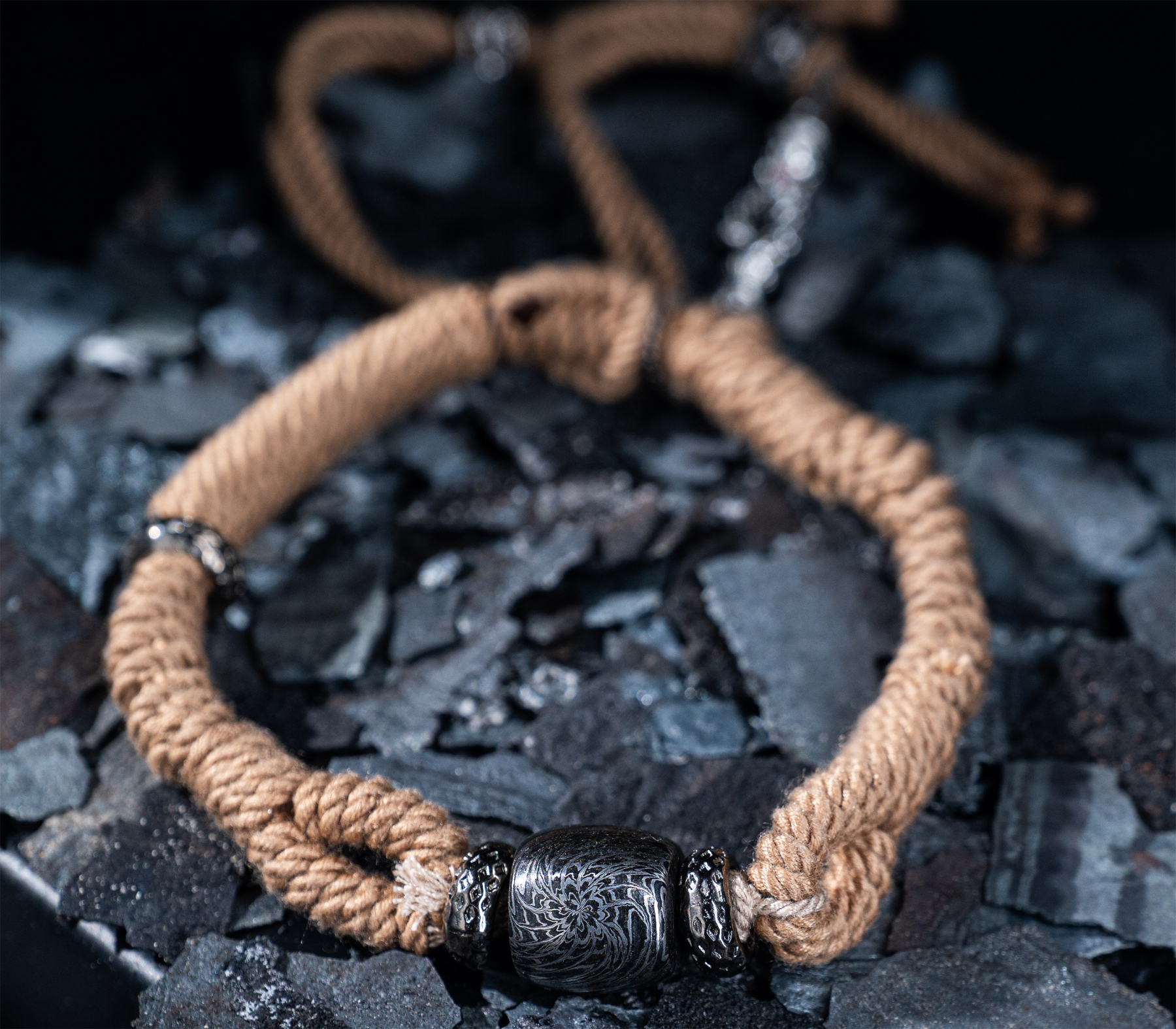 “Frontier Soul” – Damascus Steel Barrel Bracelet | Handwoven Rope | Bang in