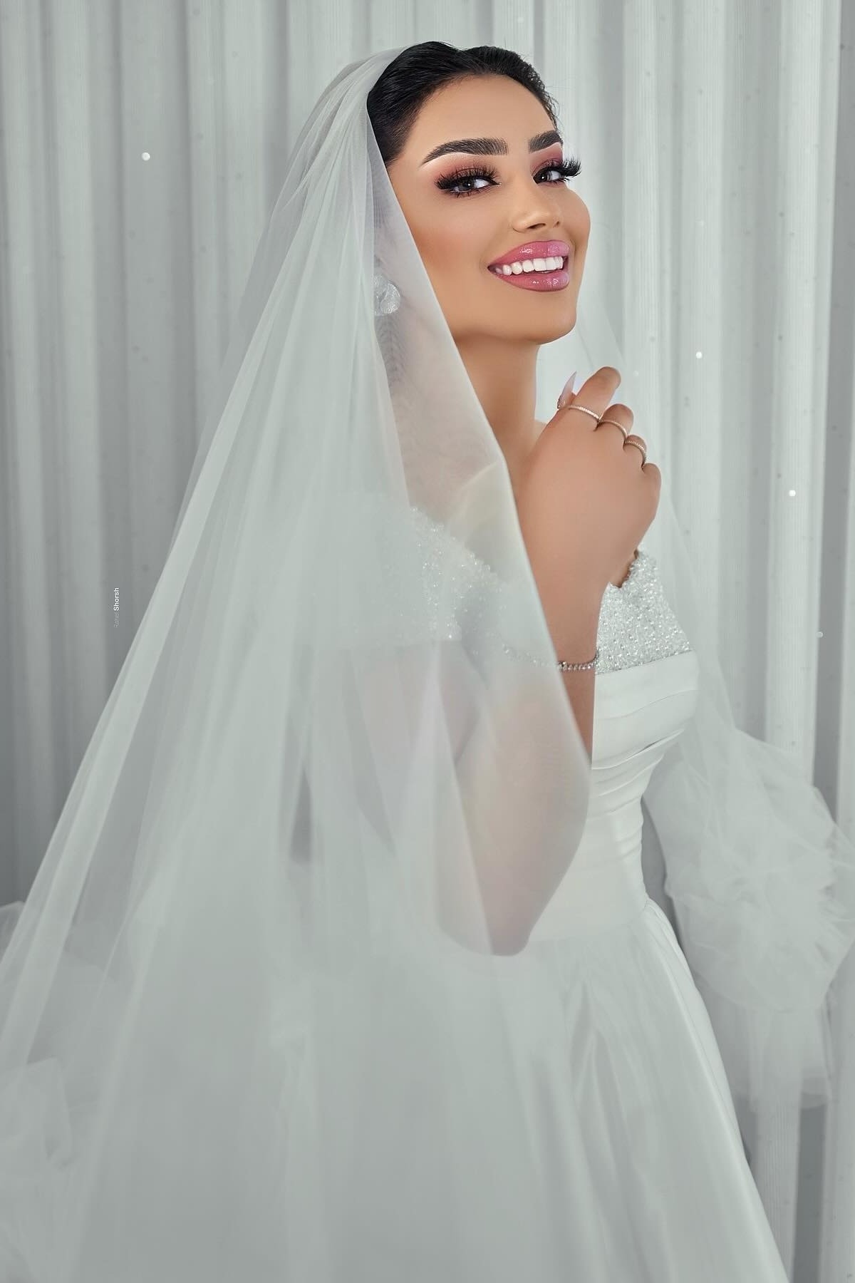 Schlichtes Hochzeitskleid Satin Brautkleider A Linie mit Perlen