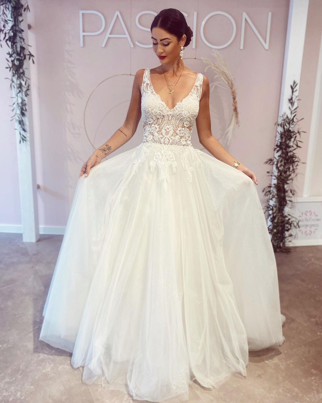 Schlichtes Hochzeitskleid Mit Spitze | Brautkleider A Linie