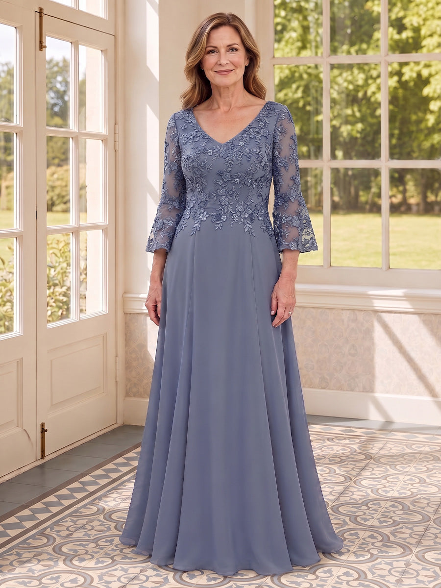 Brautmutterkleid in Dusty Blau mit V-Ausschnitt und Spitzenapplikation, Frontansicht - Dusty Blue