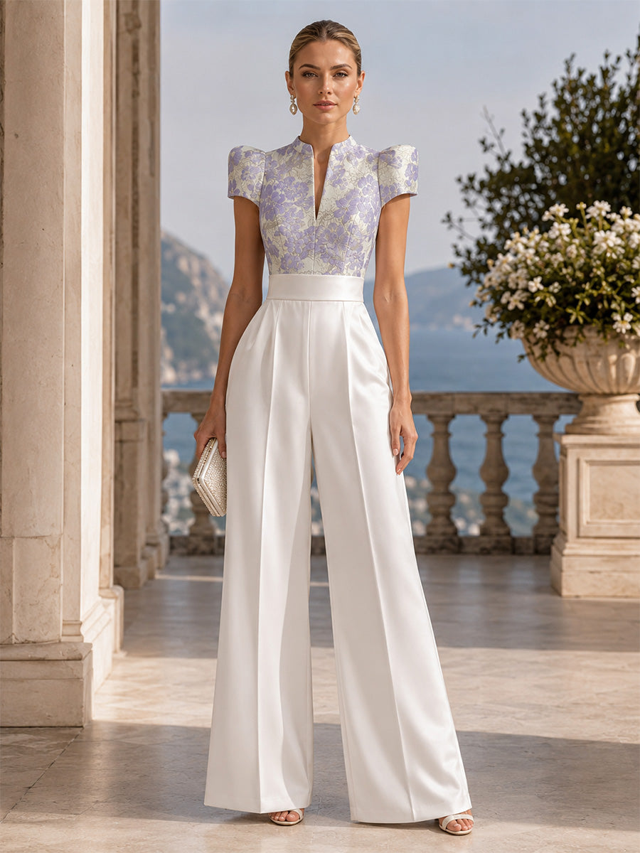 Weißer Satin-White Jumpsuit mit V-Ausschnitt und plissiertem Jacquard, Frontansicht