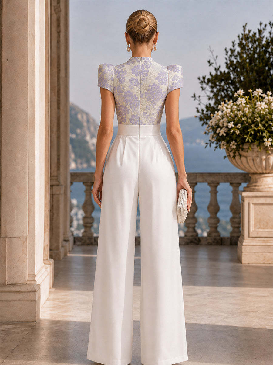 Rückansicht des weißen Jumpsuits mit Reißverschluss und kurzen Ärmeln - White
