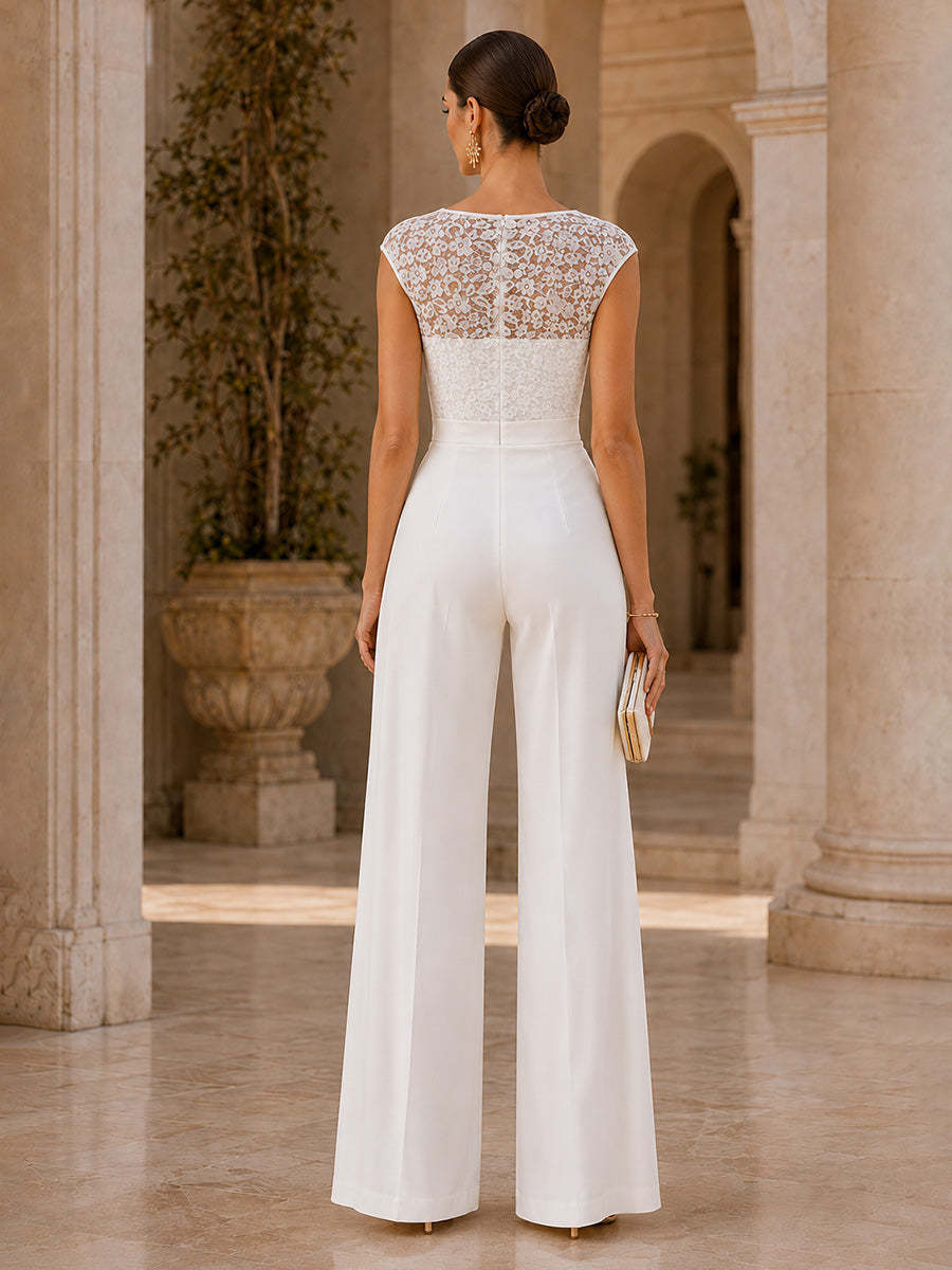 Rückansicht des weißen Jumpsuits mit Reißverschluss und fließendem Satinfall - White