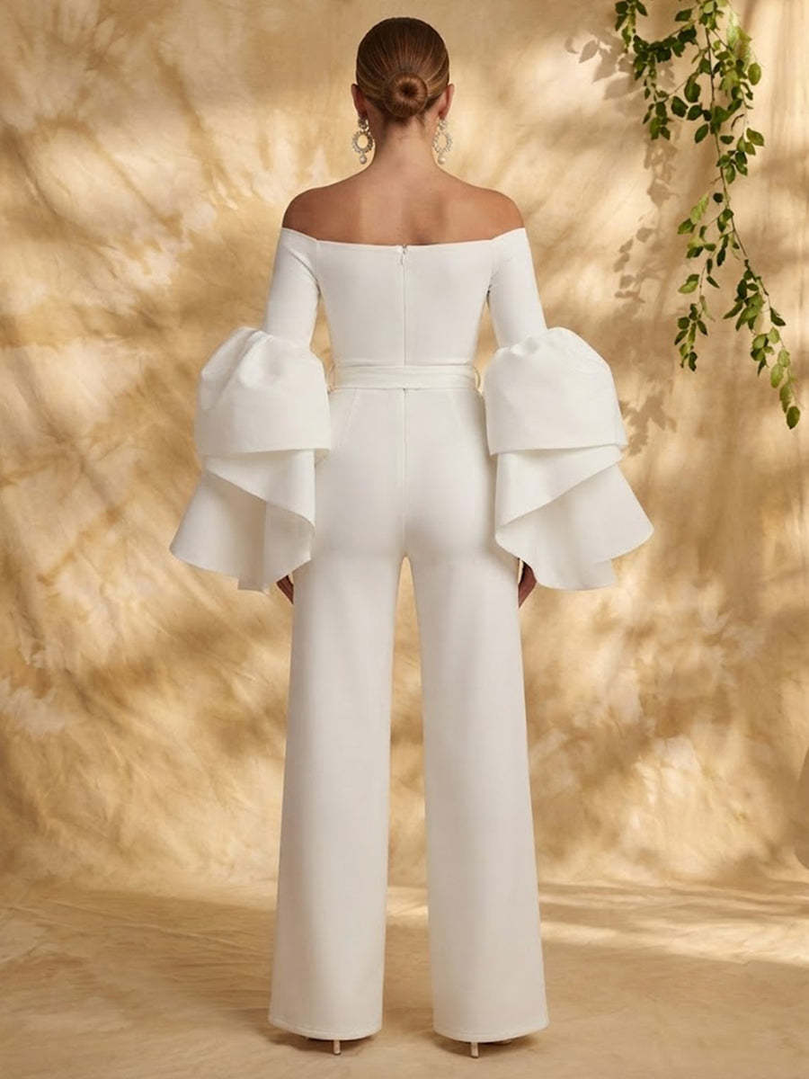 Rückansicht des weißen Satin-Jumpsuits mit Reißverschluss und fallenden Volants - White