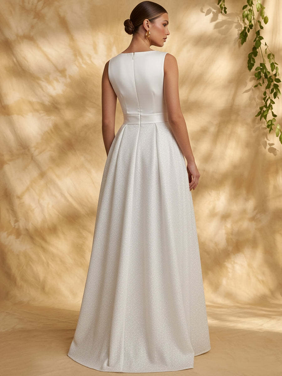 Rückansicht des weißen Jumpsuits mit Reißverschluss und Glitzerdetails - White