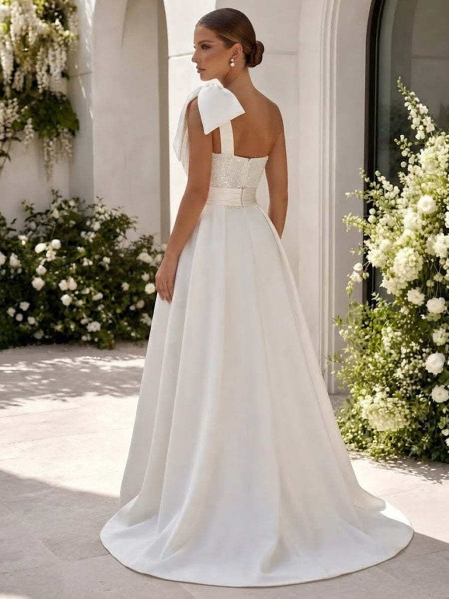 Rückansicht des weißen Satin-Jumpsuits mit Reißverschluss und Pailletten - White