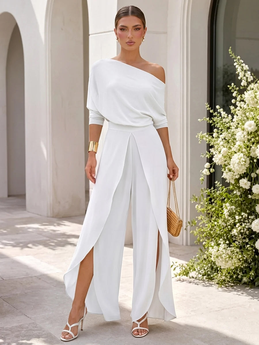 Weißer Satin-White Jumpsuit mit schulterfreiem Ausschnitt und Plisseefalten, Frontansicht