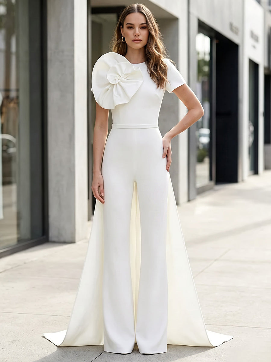 Weißer Satin-White Jumpsuit mit U-Boot-Ausschnitt und 3D-Blumen in der Vorderansicht