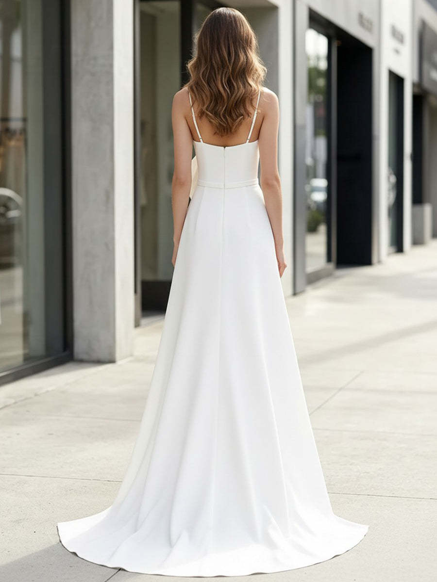 Rückansicht des weißen Jumpsuits mit Reißverschluss und plissiertem Satin - White