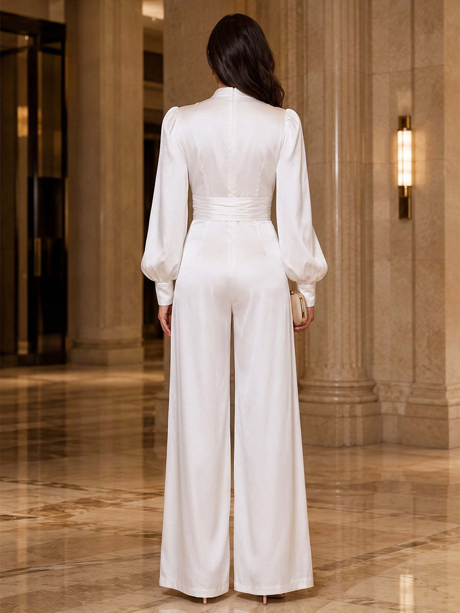Rückansicht des weißen Satin-Jumpsuits mit langen Ärmeln und Reißverschluss - White