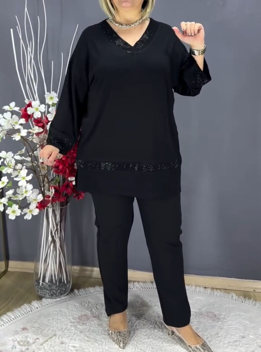 [Copy]Plus Size Green V-Neck Top with Lace Sleeve & Eyelet Detail