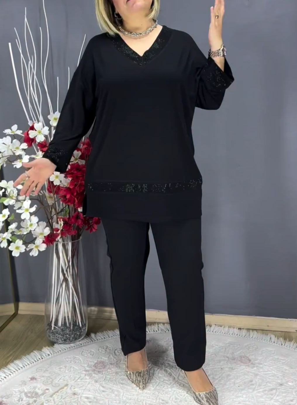 [Copy]Plus Size Green V-Neck Top with Lace Sleeve & Eyelet Detail