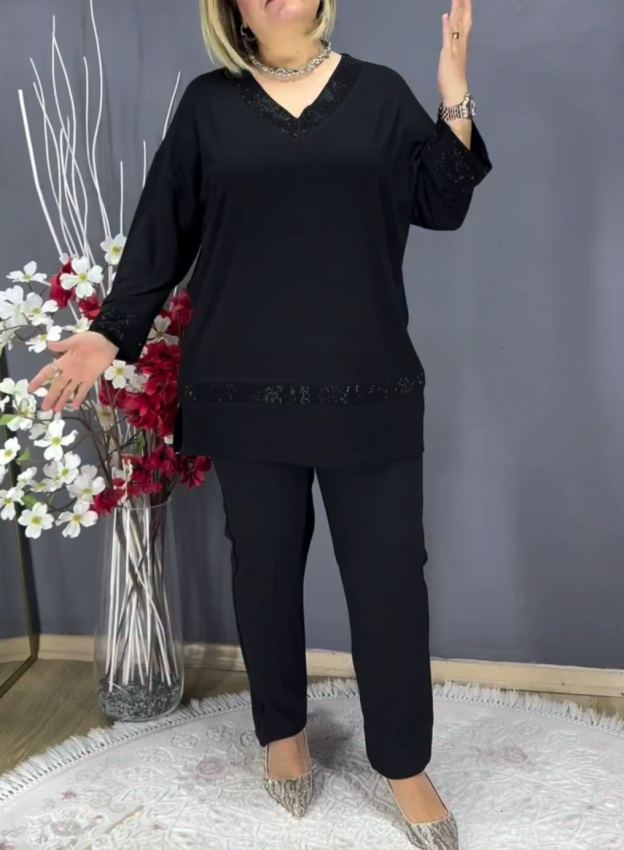 [Copy]Plus Size Green V-Neck Top with Lace Sleeve & Eyelet Detail