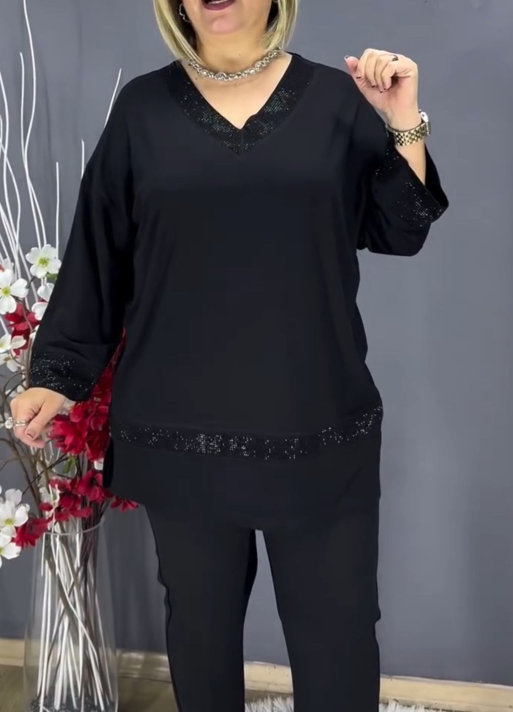 [Copy]Plus Size Green V-Neck Top with Lace Sleeve & Eyelet Detail