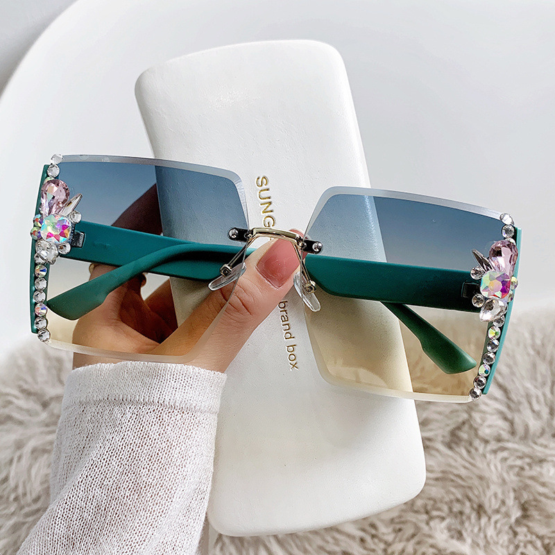 Diamond-studded UV Protection Glasses