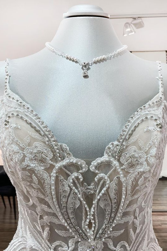 Glamorous Spaghetti-Straps Tulle Ball Gown V-Neck Wedding Dress with Lace Ruffles