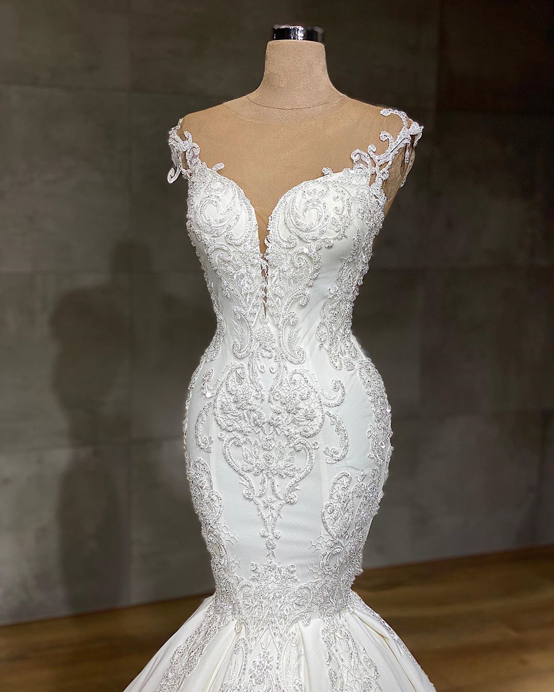 Beautiful V-Neck Sleeveless Lace Mermaid Wedding Dresses with Appliques