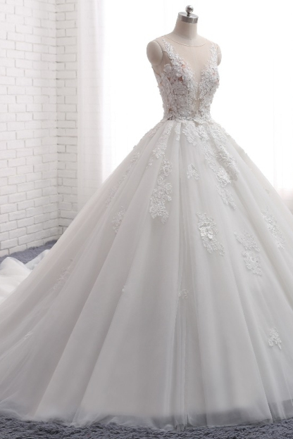 Romantic Train Long Sleeveless Tulle Wedding Dress with Appliques Lace