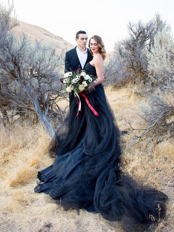 Elegant Floor-Length Black Long A-Line Strapless Wedding Dress with Tulle