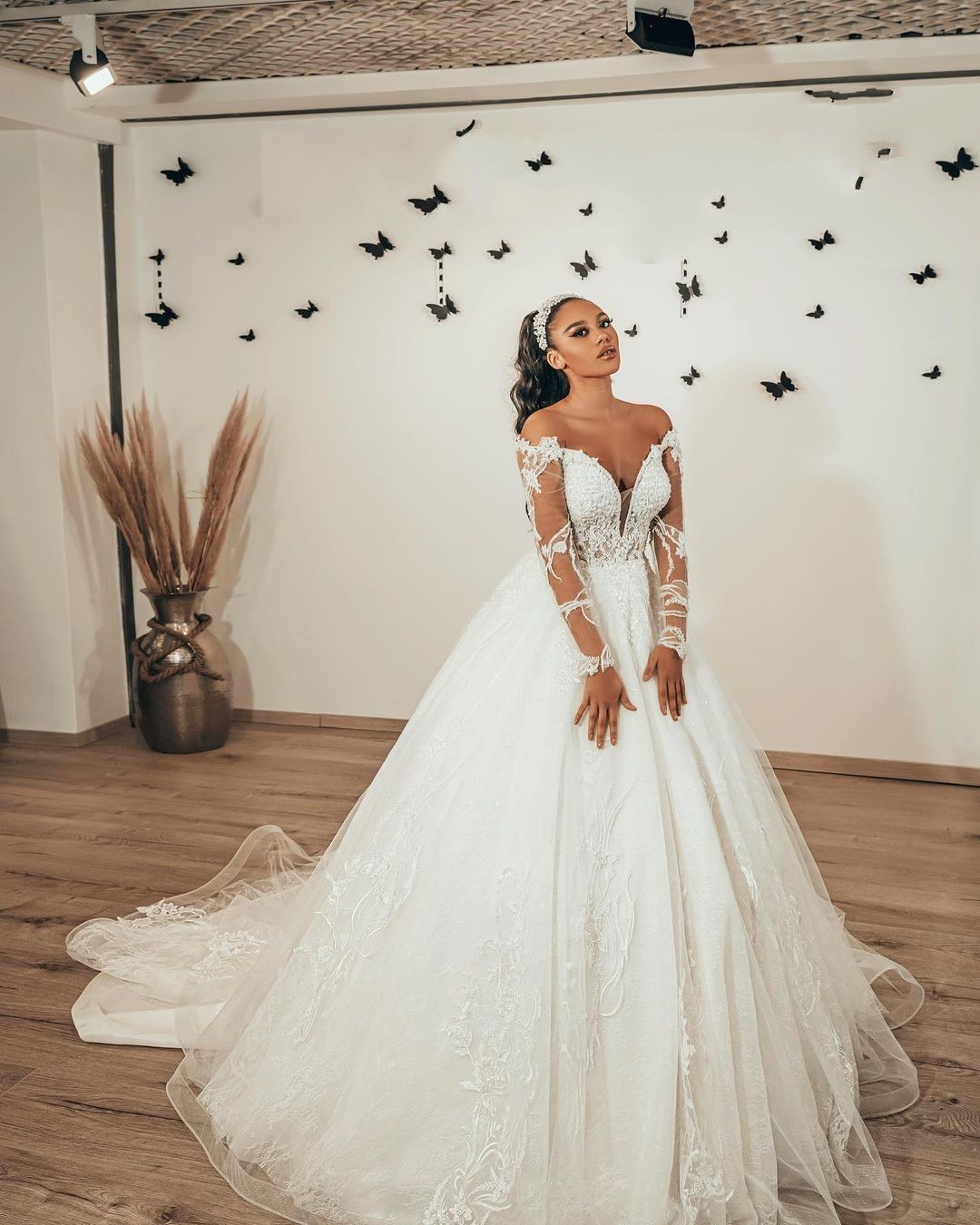 Beautiful Sweetheart Long Sleeves Floor-Length A-Line Wedding Dress Tulle with Appliques Lace
