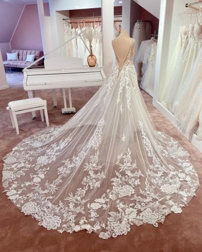 Chic A-Line V-Neck Sleeveless Long Floral Lace Wedding Dresses with Tulle Boho