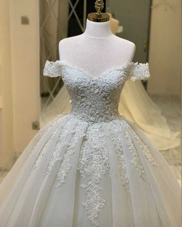Chic Off-the-Shoulder Ruffles A-Line Sweetheart Wedding Dress with Appliques Lace