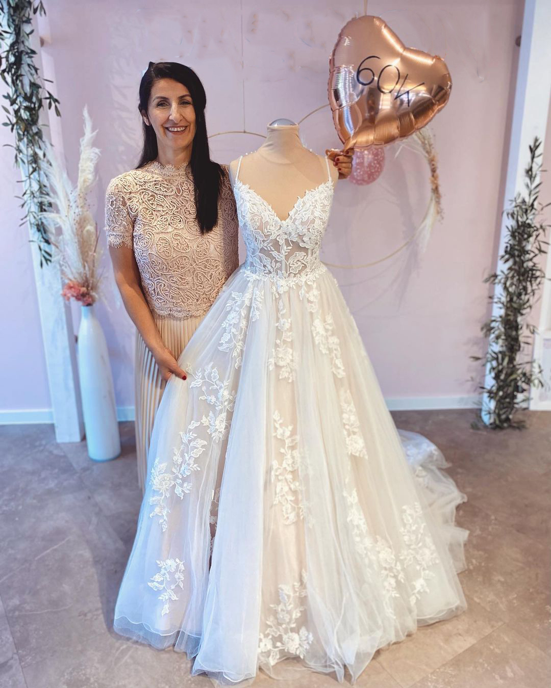 Classy A-Line Floor-Length Spaghetti Straps Wedding Dress with Train Appliques Lace