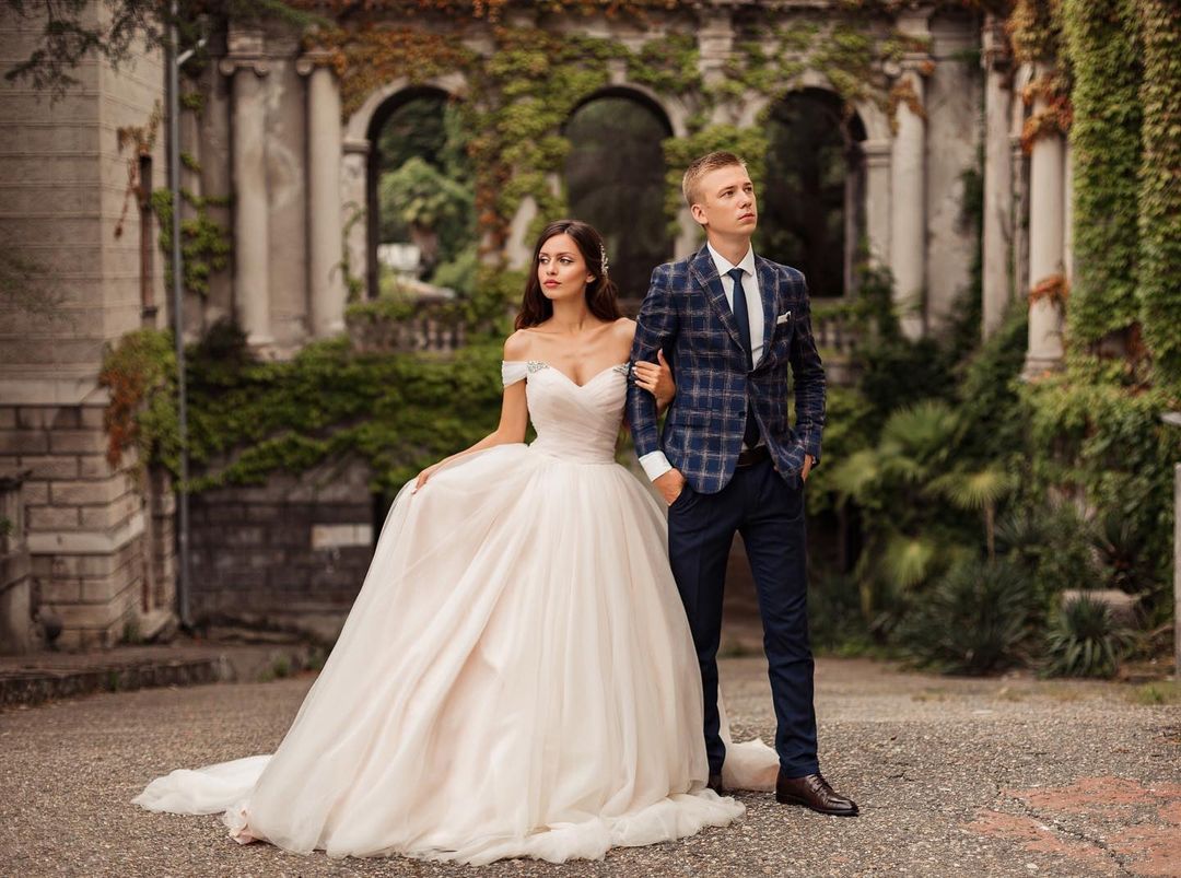 Elegant Tulle Off-the-Shoulder A-Line Long Wedding Dress with Chapel Train