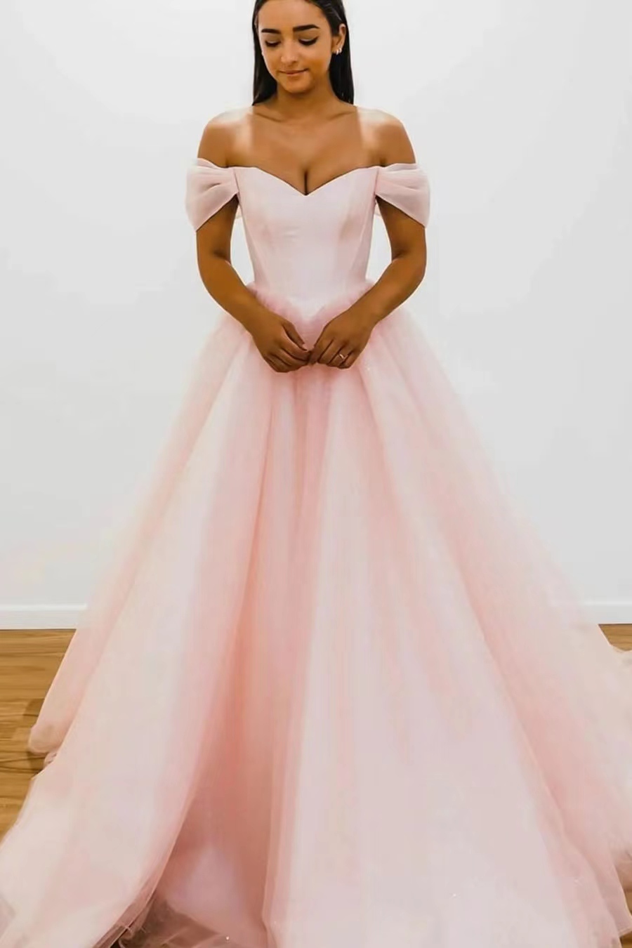 Blushing Pink V-Neck Strapless Off-The-Shoulder Evening Dress With Tulle