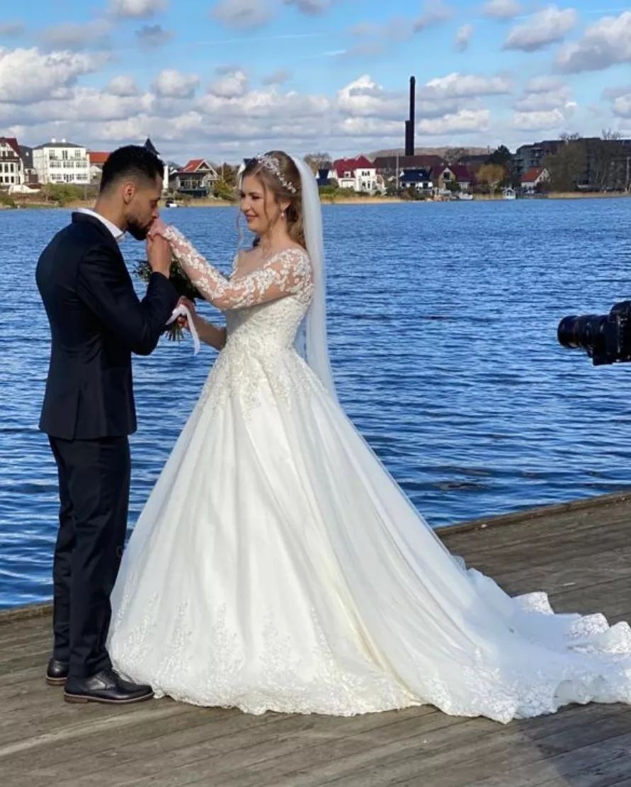 Simple Sweetheart Appliques A-Line Wedding Dresses with Long Sleeves Lace