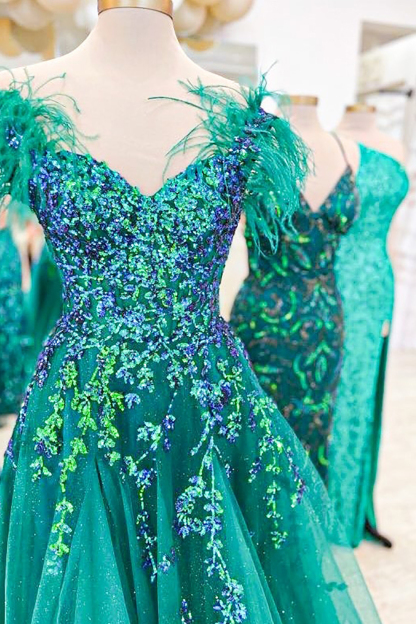 Elegant Dark Green V-Neck A-Line Prom Gown with Feather Embroidery