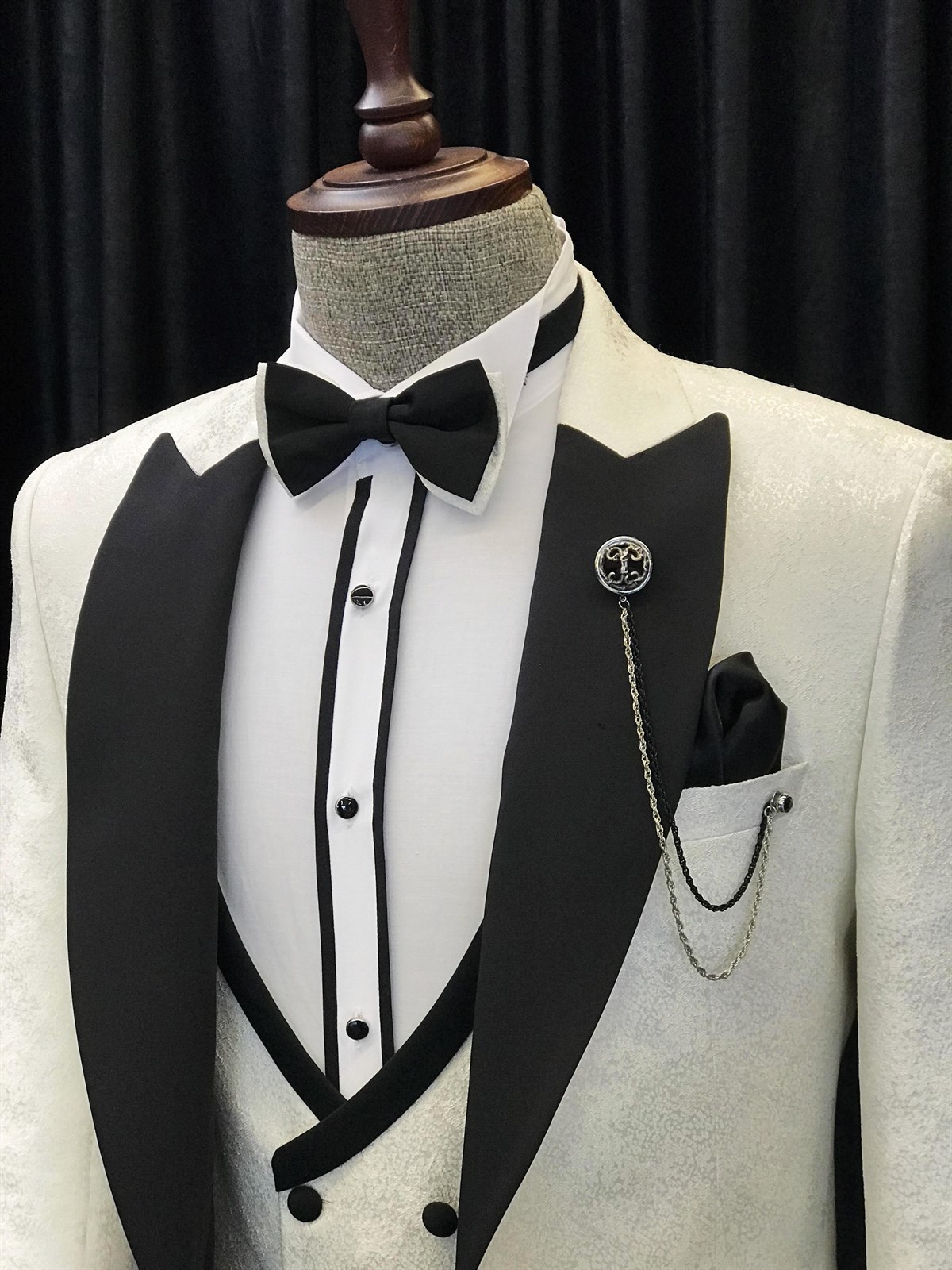 New Arrival White Jacquard Alvin Three-Piece Wedding Suits with Black Peaked-Lapels