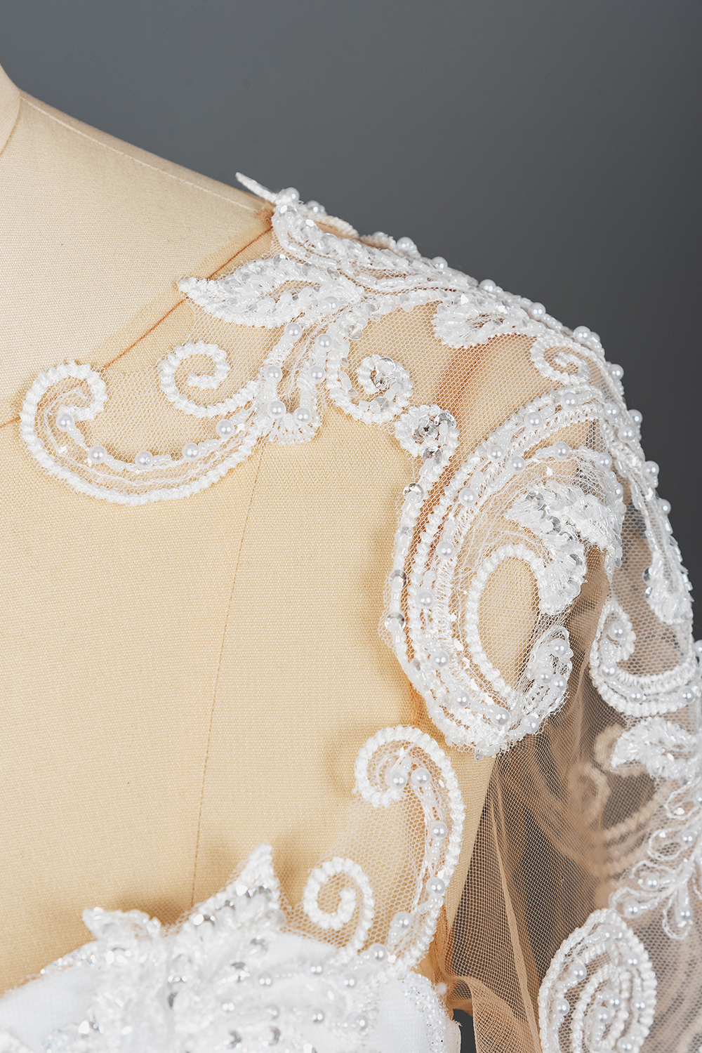 Chic Ruffles Ball Gown Long Sleeve Wedding Dress with Lace Appliques