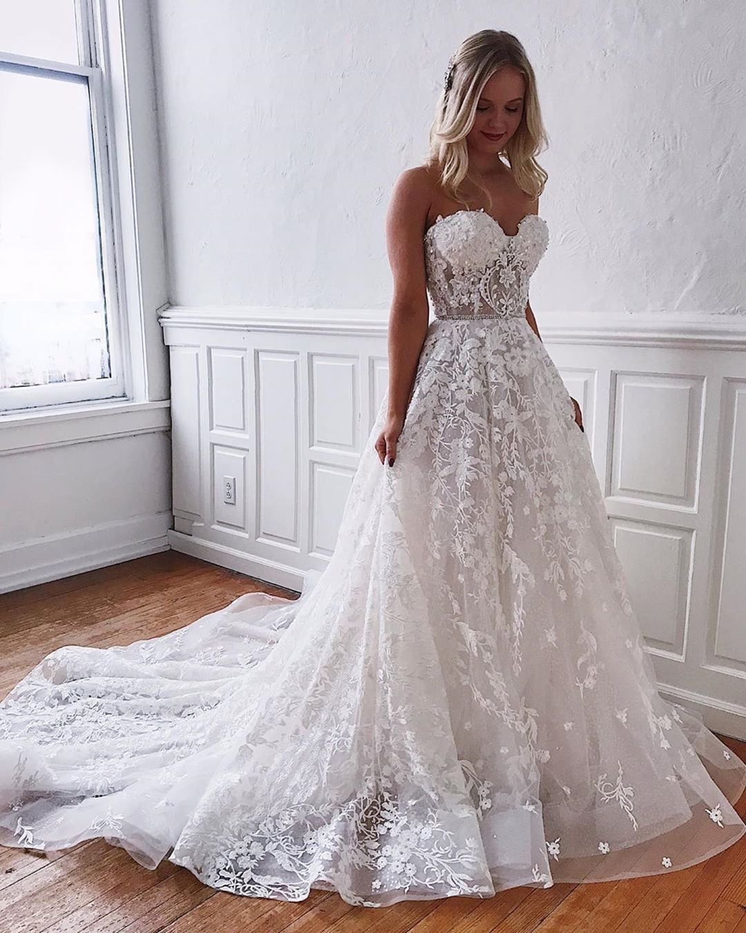 Vintage Floor-Length Long A-Line Wedding Dress with Sweetheart Lace