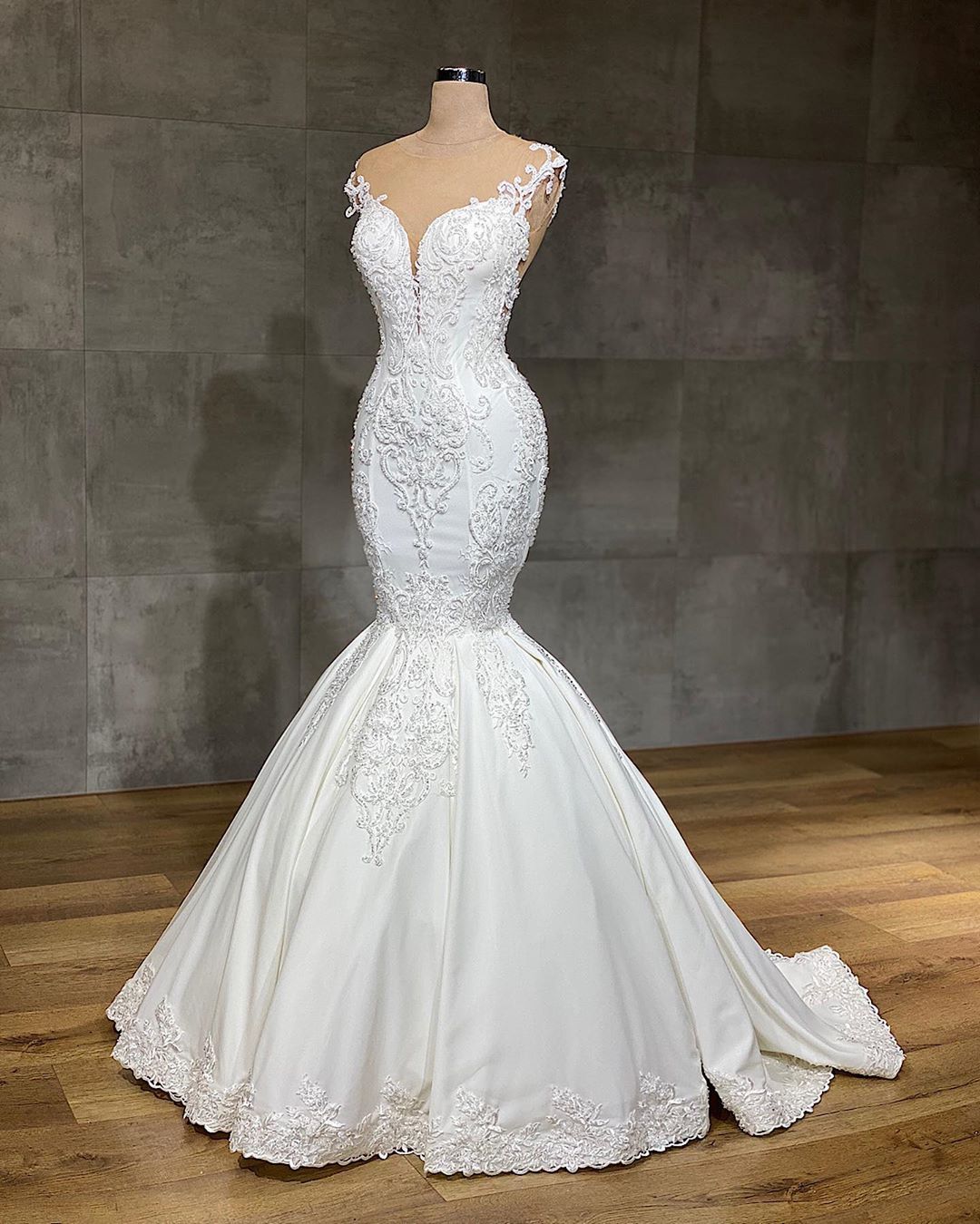 Beautiful V-Neck Sleeveless Lace Mermaid Wedding Dresses with Appliques