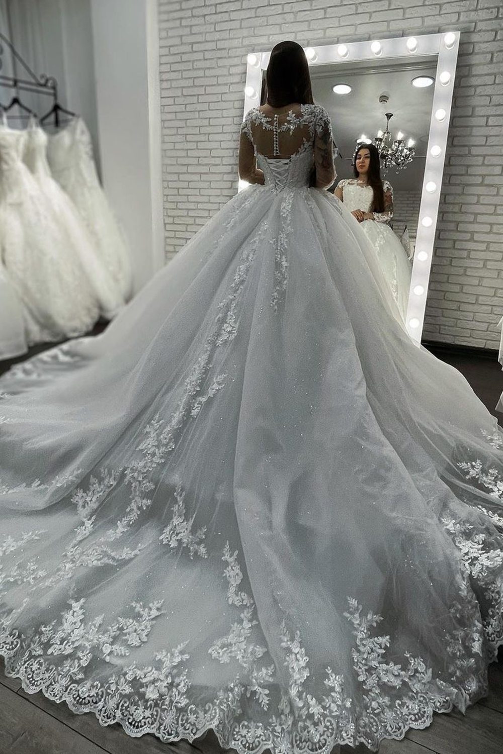 Chic Ball Gown Long Sleeves Sheer Tulle Wedding Dress with Appliques
