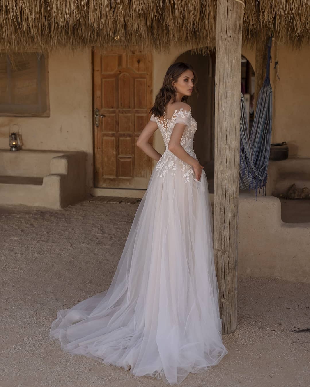Delicate Off-the-Shoulder Tulle A-Line Sweetheart Wedding Dress Appliques Lace with Pockets