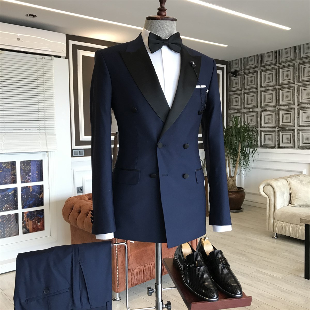 Elegant Dark Navy Double-Breasted Prom Suits for Guys with Peaked Lapel
