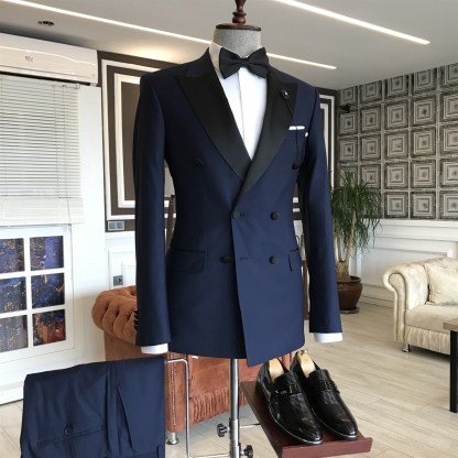Elegant Dark Navy Double-Breasted Prom Suits for Guys with Peaked Lapel
