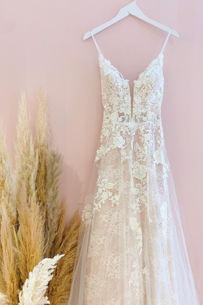 Romantic A-Line Tulle Spaghetti Straps Wedding Dress with Appliques Lace