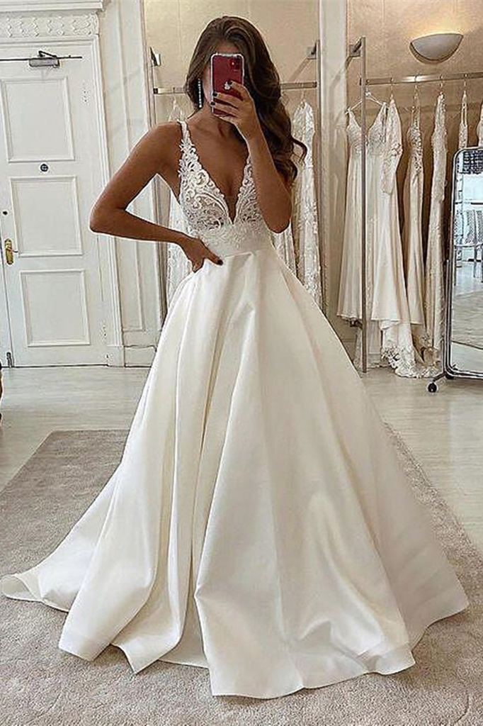 Sleeveless V-Neck Appliques Wedding Dress