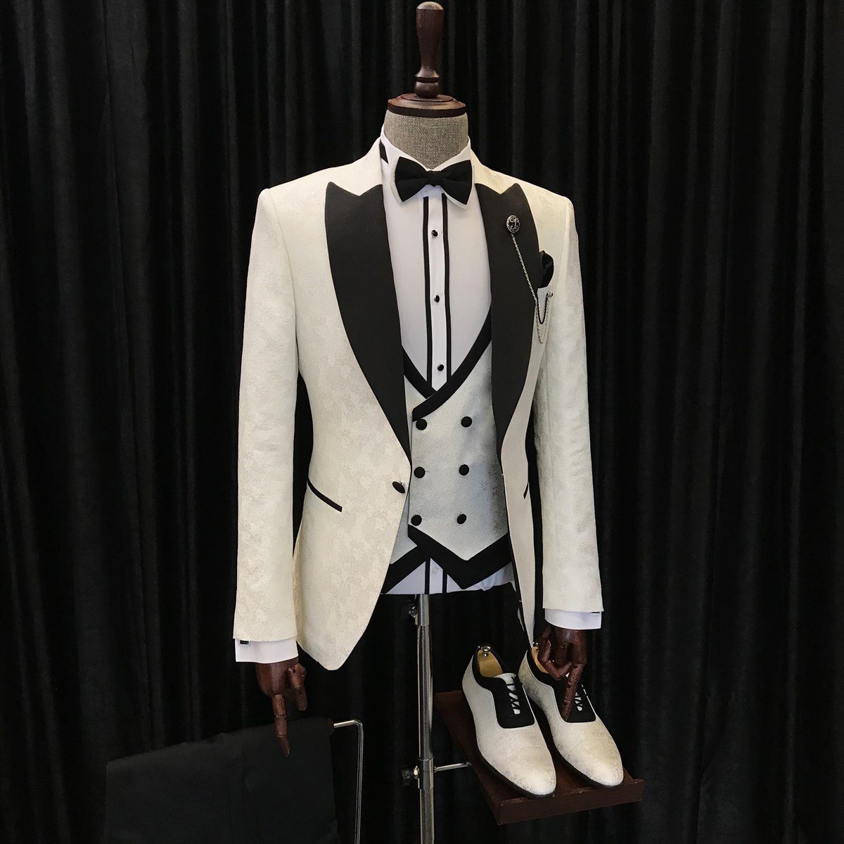 New Arrival White Jacquard Alvin Three-Piece Wedding Suits with Black Peaked-Lapels