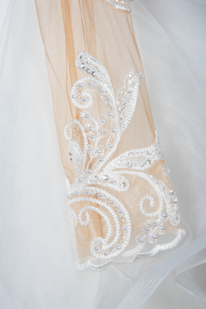 Chic Ruffles Ball Gown Long Sleeve Wedding Dress with Lace Appliques