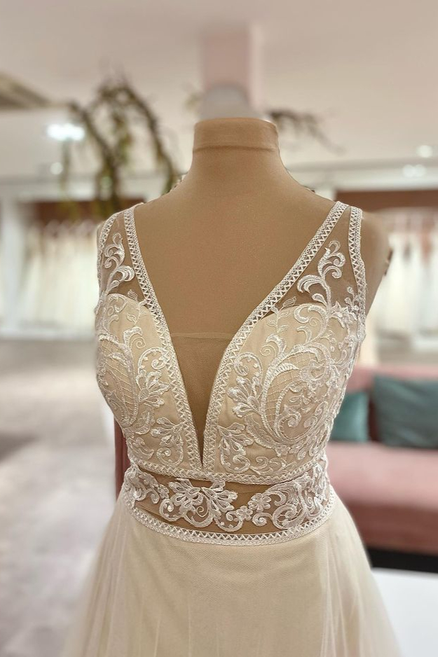 Chic A-Line Tulle Floor-Length Sweetheart Wedding Dress with Appliques Lace
