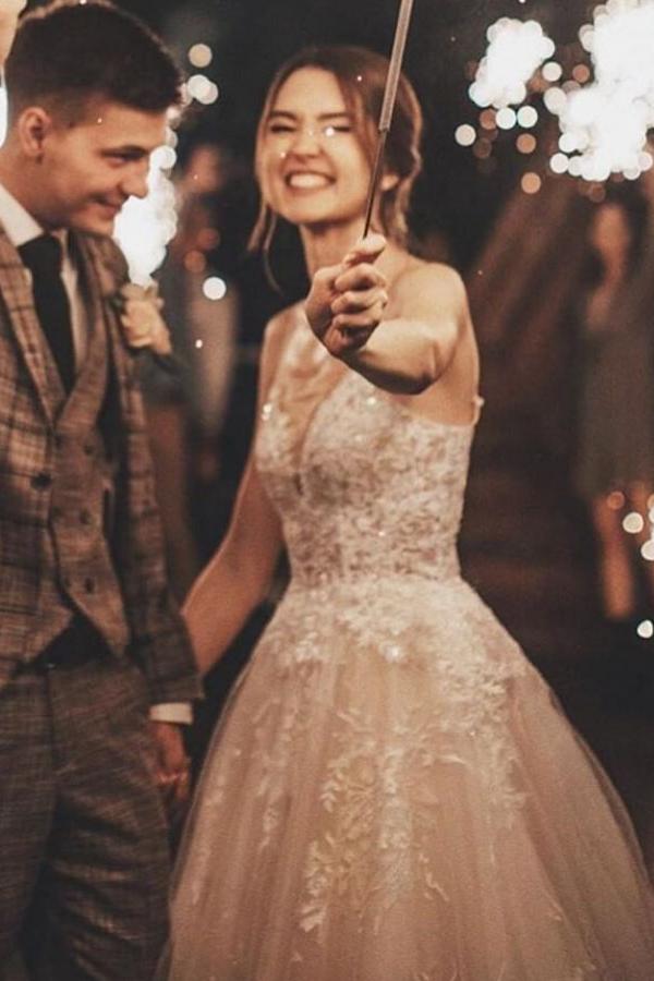 Romantic Long Tulle Spaghetti Straps Lace Wedding Dress with A-Line V-Neck