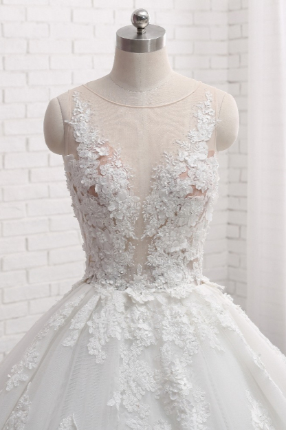 Romantic Train Long Sleeveless Tulle Wedding Dress with Appliques Lace