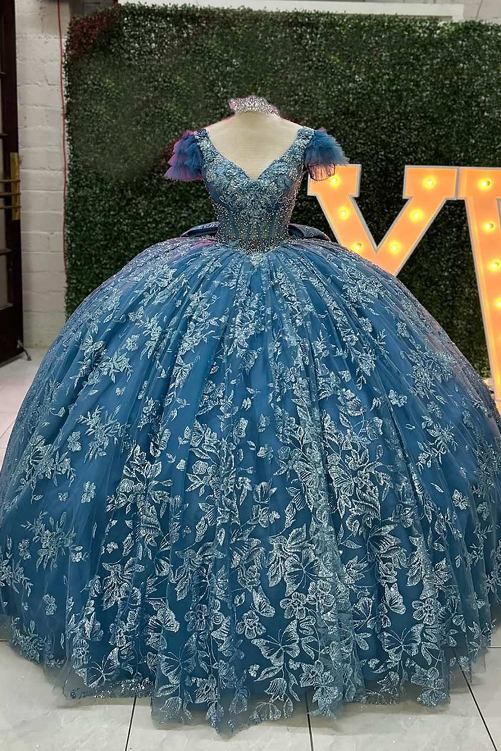 Princess Appliqued Quinceanera Dress in Grey Blue with V-Neck and Short Sleeves, Featuring a Train