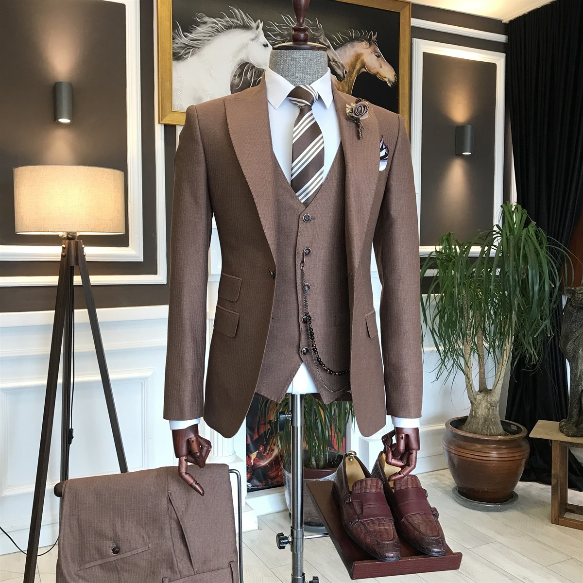 Chic Best-Fitted Brown Peaked Lapel Three-Piece Business Men's Suits