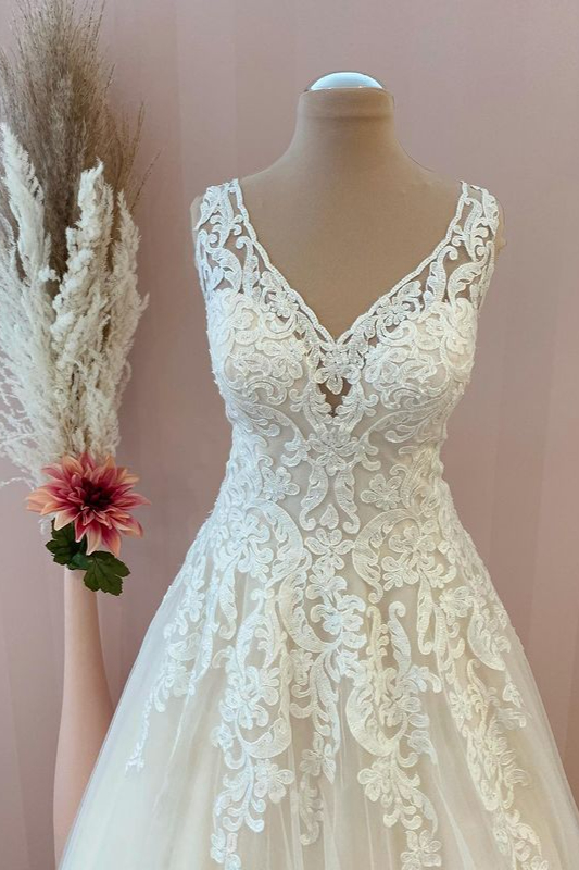 Unique A-Line Tulle Backless Floor-Length Sweetheart Wedding Dress with Appliques Lace
