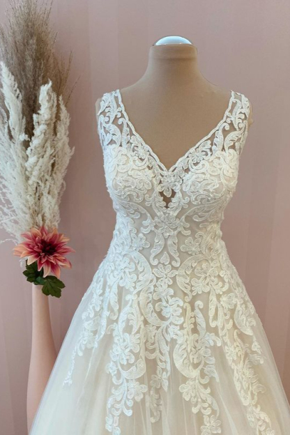 Unique A-Line Tulle Backless Floor-Length Sweetheart Wedding Dress with Appliques Lace